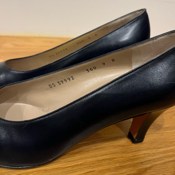 Vintage ferragamo heels in really great used condition! - Picture 8 of 8